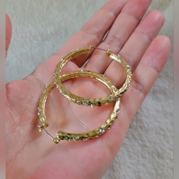 NWOT Elegant Crystal Accented Gold Tone Hammered Hoop Earrings - Picture 8 of 8